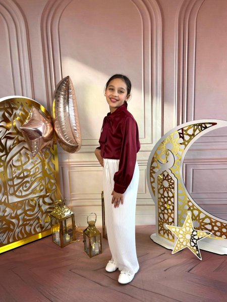 طقم بناتي عنابي وأبيض رسمي